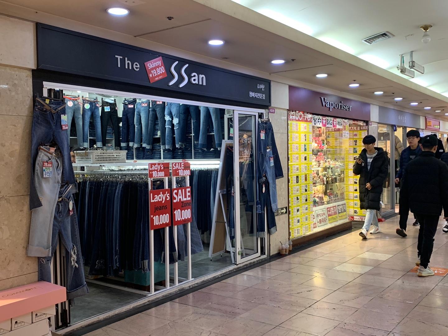 时尚服饰店铺在釜山西面地下街展示，韩国时尚潮流的购物街。